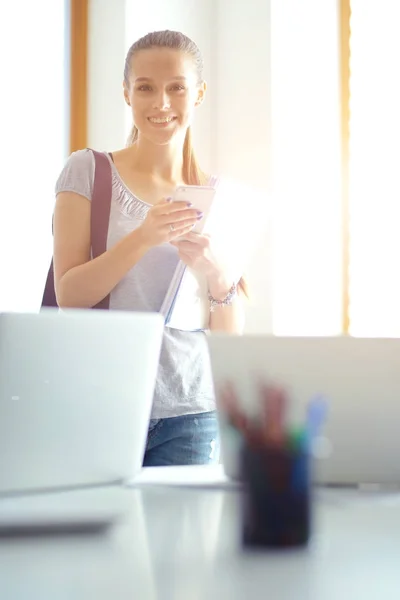 Mujer uso del teléfono móvil en la universidad. Estudiante mujer — Foto de Stock