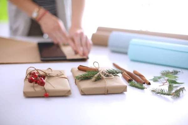 Manos de mujer decorando la caja de regalo de Navidad. Manos de mujer — Foto de Stock