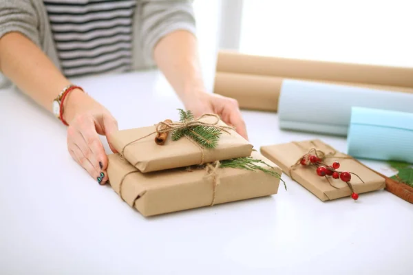 Manos de mujer sosteniendo caja de regalo de Navidad . — Foto de Stock