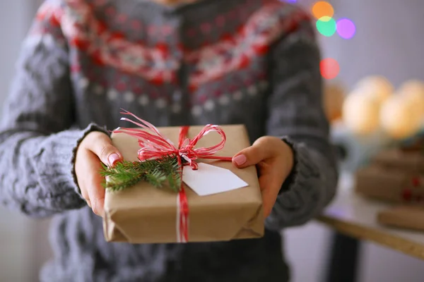 Руки жінки тримають різдвяну подарункову коробку. Різдво — стокове фото
