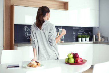 mutlu kadın evde Mutfakta çay içme.