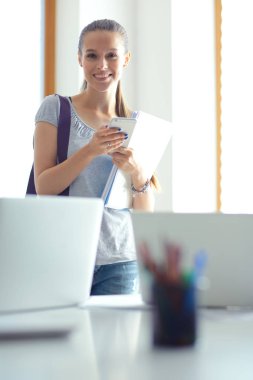 Kadın Üniversitesi'nde cep telefonu kullanımı. Öğrenci kadın