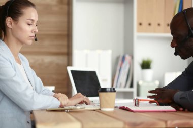 Kulaklık takmış Afrikalı Amerikalı genç bir iş adamının portresi..