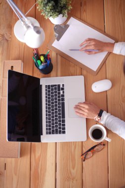 Masada oturan genç bir kadın..