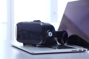 Bilgisayarlı sanal gerçeklik gözlükleri. İş. 3D teknoloji