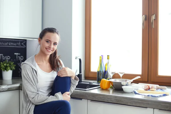 Kvinnan i köket. Matlagning i köket. — Stockfoto