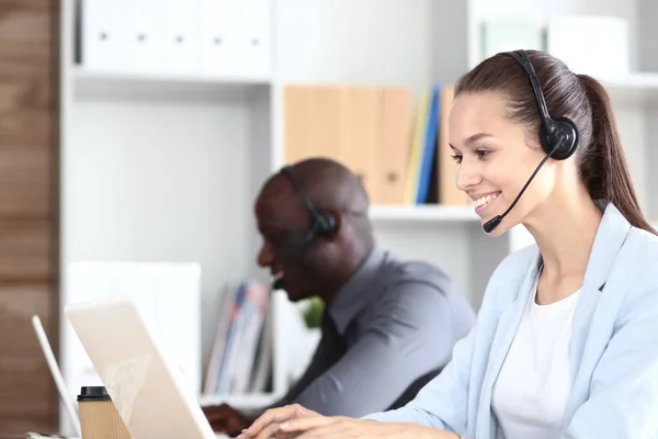 Portret van een Afro-Amerikaanse jonge zakenman met headset. — Stockfoto