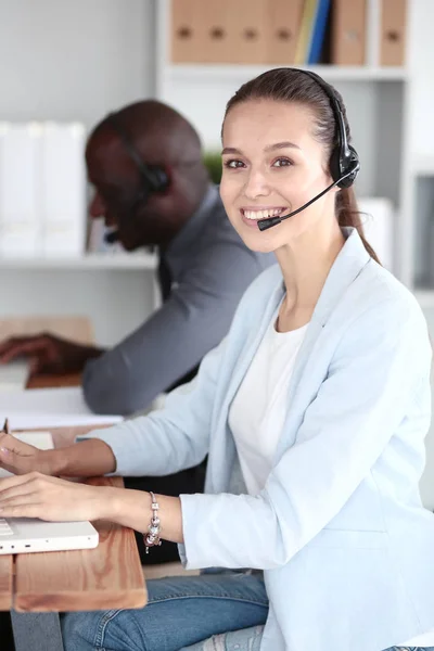 Retrato de un joven empresario afroamericano con auriculares. — Foto de Stock