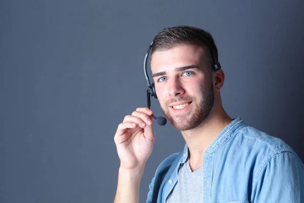 Retrato de varón joven con micrófono. Asistente del centro de llamadas. Trabajador del servicio . — Foto de Stock