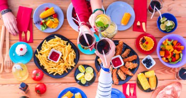 İnsanlar içecekler yemek masası, düz otururken yatıyordu