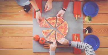 Birlikte yemek yiyen bir grup insanın üst düzey görüntüsü.