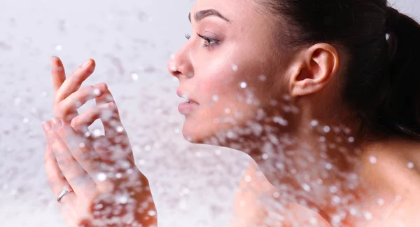 Jeune femme belle sous la douche dans la salle de bain . — Photo