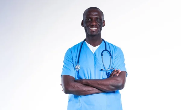 Portret van een arts man geïsoleerd op witte achtergrond. — Stockfoto