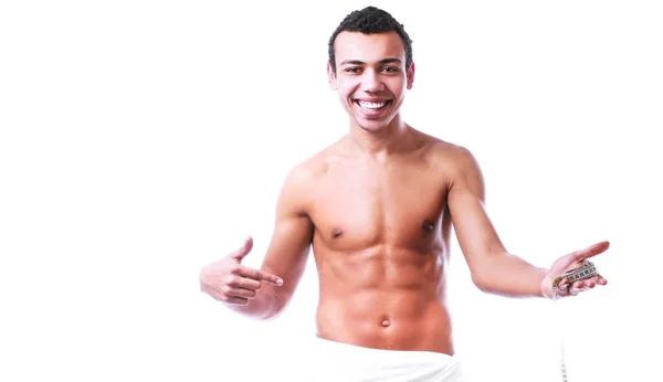 Giovane uomo muscoloso avvolto in un asciugamano bianco isolato su sfondo bianco — Foto Stock