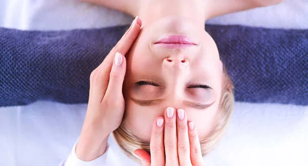 Junge Frau auf Massagetisch liegend, entspannt mit geschlossenen Augen — Stockfoto