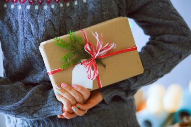 Noel hediye kutusu tutan kadın elleri. Noel