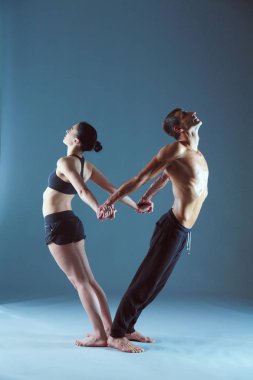 Genç çift Acro yoga mat Studio birlikte uygulamak. Acroyoga. Çift yoga. Ortak yoga.