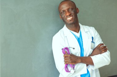 Modern ofiste kolları bağlı bir doktor. Doktor.