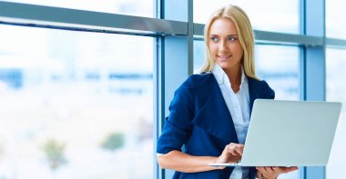 Başarılı kadın memur net-kitap ile gökdelen iç büyük pencere karşı duruyor