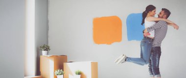 Mutlu genç çift yeni eve taşınıyor.