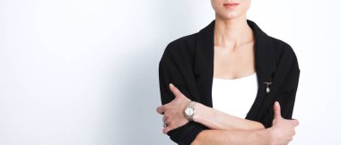 ayakta, gri arka plan üzerinde izole genç kadın