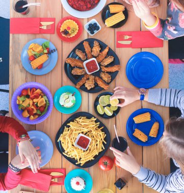 Üstten Görünüm grup yemek yiyorsunuz tahta masada otururken insan