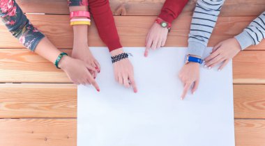 Üç kadın bir masada birlikte oturan