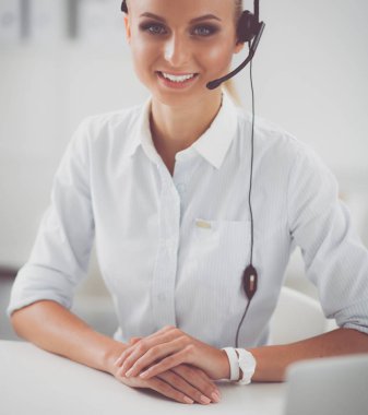 Ofiste oturan bir müşteri hizmetleri ajanının yakın plan portresi.