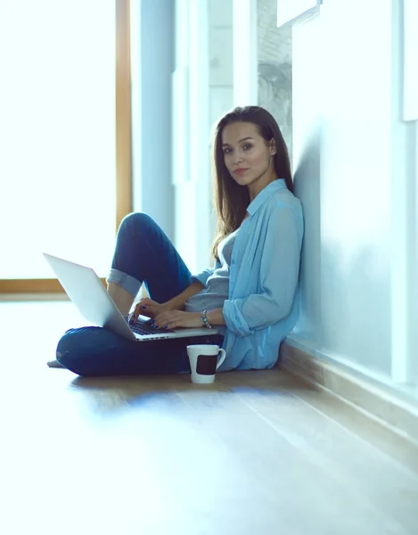 Mladá krásná žena doma sedí na podlaze s notebookem. Mladá krásná žena. — Stock fotografie