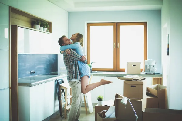 Retrato de una joven pareja mudándose a un nuevo hogar. Pareja joven —  Fotos de Stock