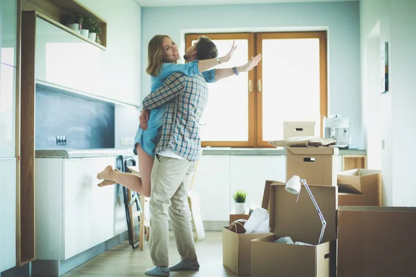 Retrato de una joven pareja mudándose a un nuevo hogar. Pareja joven —  Fotos de Stock