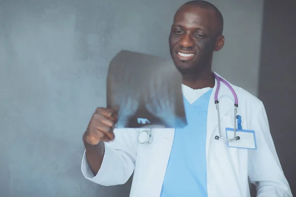 Foto di un medico maschio che guarda i raggi X. Dottore. — Foto Stock