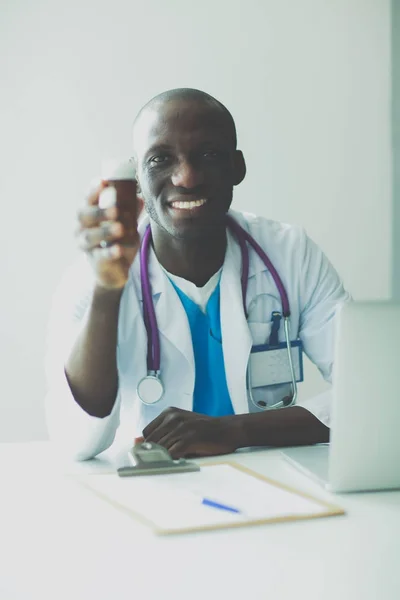 Primo piano del medico maschio che somministra vasetto di pillole al paziente. Dottore. Pillola. — Foto Stock