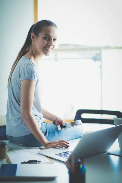 Portret studentki pracującej na laptopie. Student dziewczyna — Zdjęcie stockowe