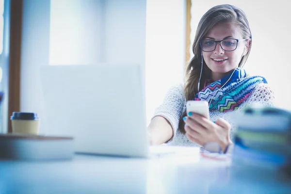 Mulher uso de telefone celular na universidade. Estudante. Universidade — Fotografia de Stock