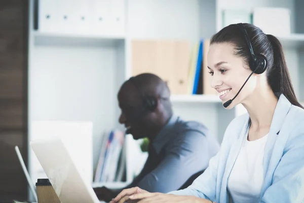 Portret van een Afro-Amerikaanse jonge zakenman met headset. — Stockfoto