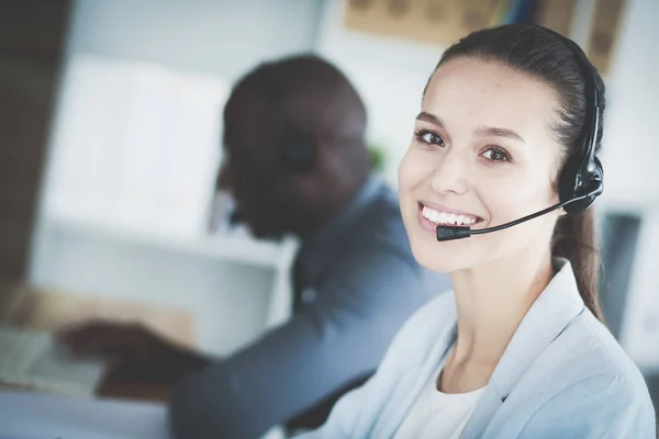 Portret van een Afro-Amerikaanse jonge zakenman met headset. — Stockfoto