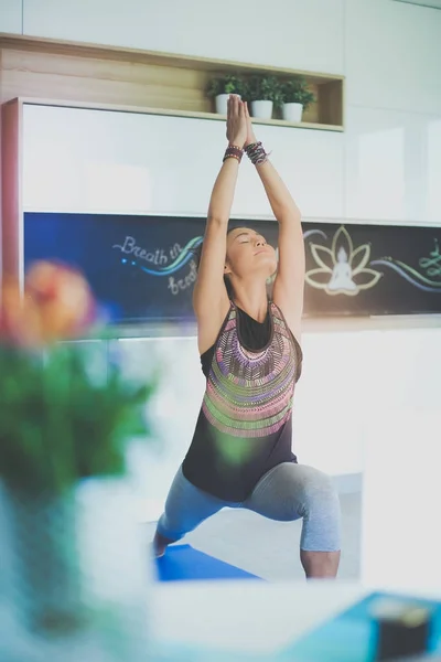 Mujer asiática son ejercicios de yoga en casa. Una mujer. Yoga . — Foto de Stock