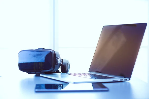Óculos de realidade virtual na mesa com laptop. Negócios. tecnologia 3d — Fotografia de Stock