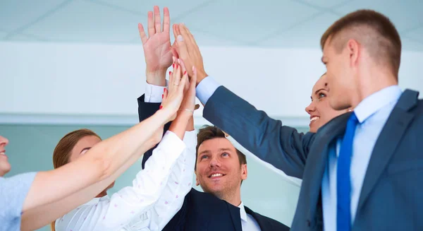 Business-team att gå med händerna ihop står i office — Stockfoto