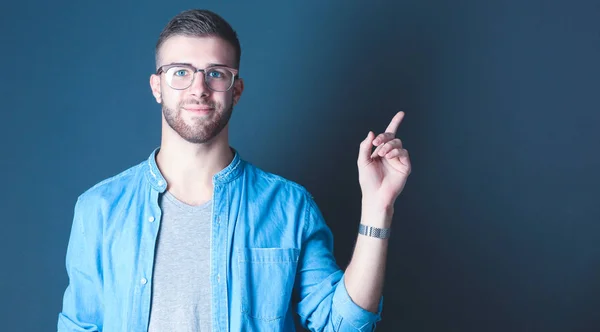 Retrato de un joven sonriente señalando hacia arriba —  Fotos de Stock