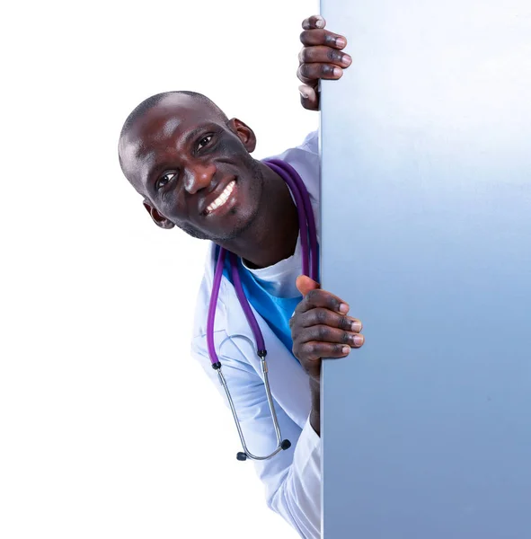 Erkek doktor boş tutan afişini ayakta beyaz arka plan üzerinde — Stok fotoğraf