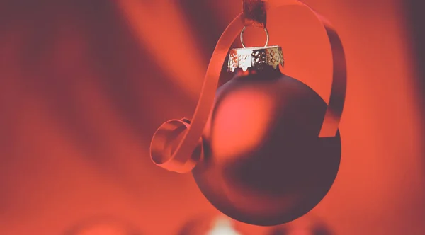 Noel kırmızı topları üzerinde kırmızı zemin üzerine bir kase — Stok fotoğraf