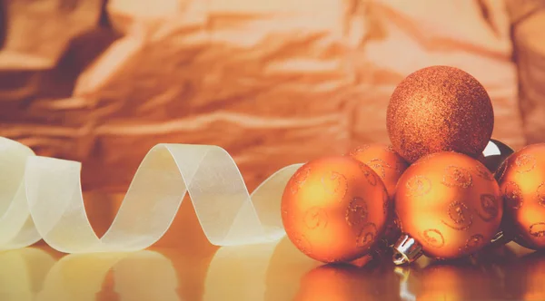 Caixas de presente com bolas em um fundo de Natal — Fotografia de Stock