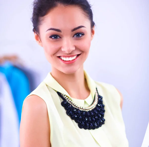 Moderno diseñador de moda joven que trabaja en el estudio. — Foto de Stock