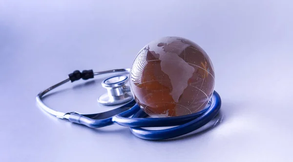Całym świecie i stetoskop, na szarym tle — Zdjęcie stockowe