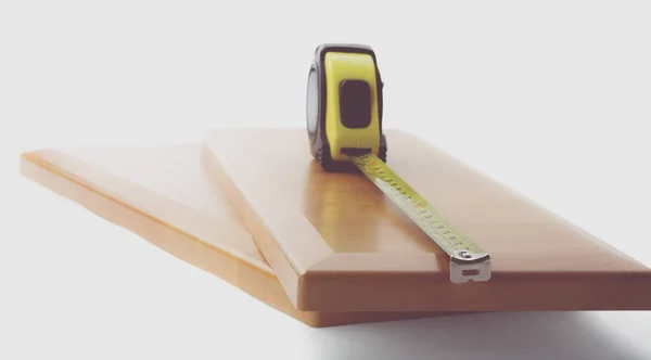 Holzbrett und Werkzeuge auf weißem Hintergrund — Stockfoto