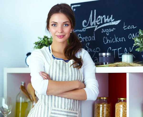 Jeune femme debout près du bureau dans la cuisine — Photo