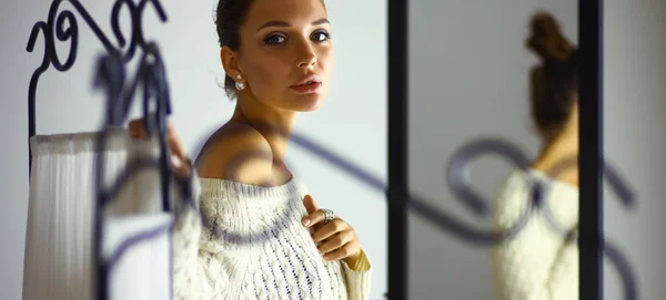 Retrato de una linda mujer en suéter en casa — Foto de Stock