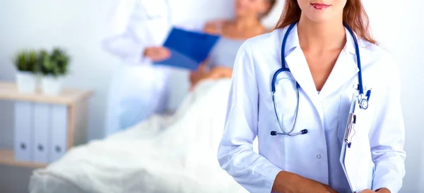 Medico donna con cartella in piedi in ospedale — Foto Stock